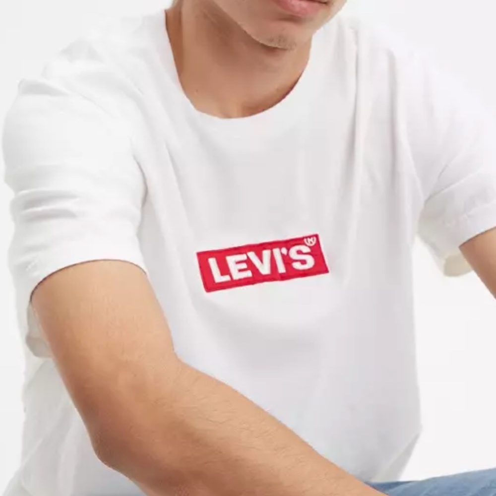 LEVI’S® CHEST BOXTAB LOGO TEE SHIRT - (M) - Picture 10 of 10